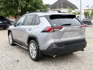 Toyota RAV4 XLE 2022 Silver