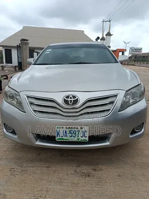 Toyota Camry XLE 4dr Sedan (2.5L 4cyl 6A) 2011 Silver