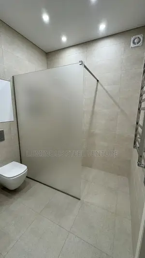 Heavy-Duty Safety Glass: Made of 10 Mm Thick Heat-Treated Tempered