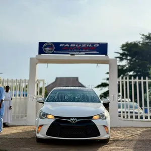 Toyota Camry SE 4dr Sedan (2.5L 4cyl 6A) 2016 White