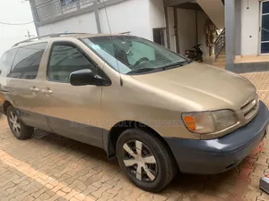 Toyota Sienna XLE & 1 hatch 2000 Gold
