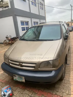 Toyota Sienna XLE & 1 hatch 2000 Gold