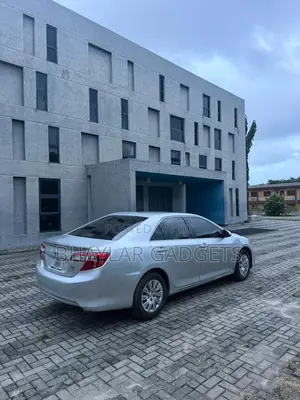 Toyota Camry LE 4dr Sedan (2.5L 4cyl 6A) 2012