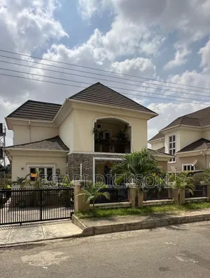 6bdrm Duplex in River Park Estate, FHA for sale