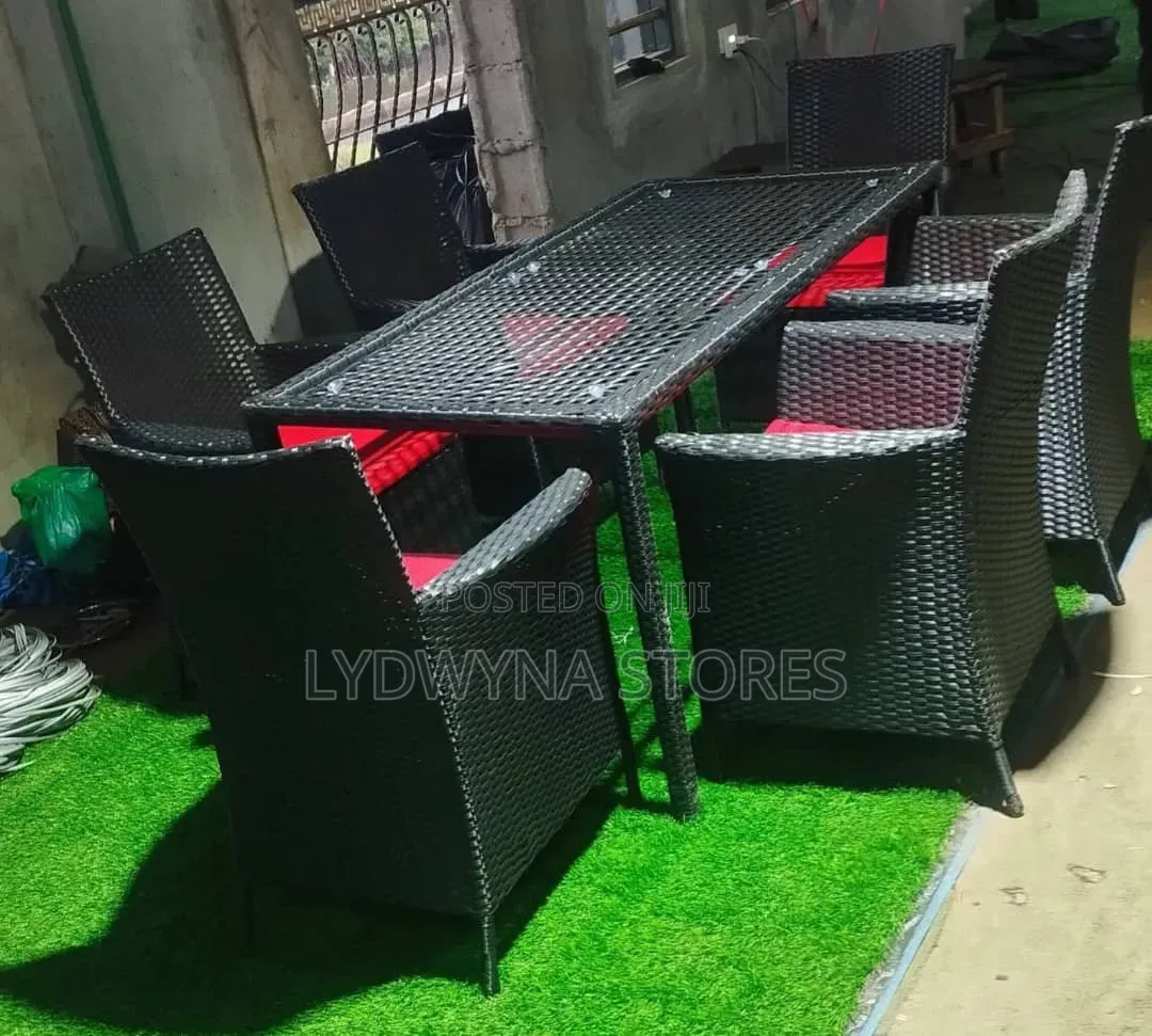 Strong Classic Standard Comfortable Outdoor Chairs and Table