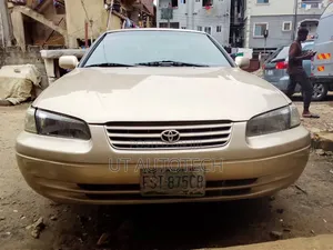 Toyota Camry 2000 Gold