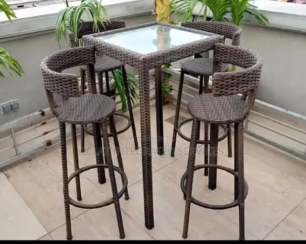 4 High Chairs With Table for Bars
