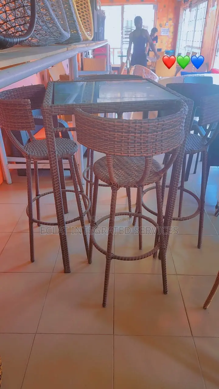 4 High Chairs With Table for Bars