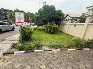 5 Bedroom House+2 RMS Bq Commercial Lekki Phase 1 Lagos