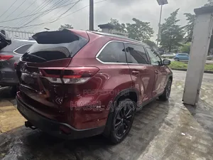 Toyota Highlander SE 2019 Burgundy