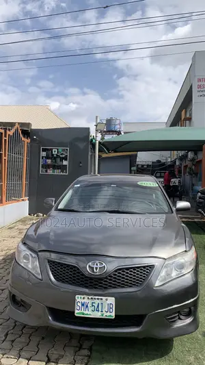 Toyota Camry SE 4dr Sedan (2.5L 4cyl 6AM) 2010 Gray
