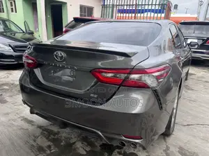 Toyota Camry SE FWD (2.5L 4cyl 8AM) 2018 Gray