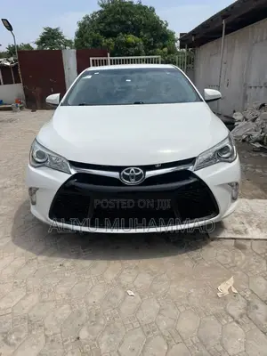 Toyota Camry LE 4dr Sedan (2.5L 4cyl 6A) 2017 White