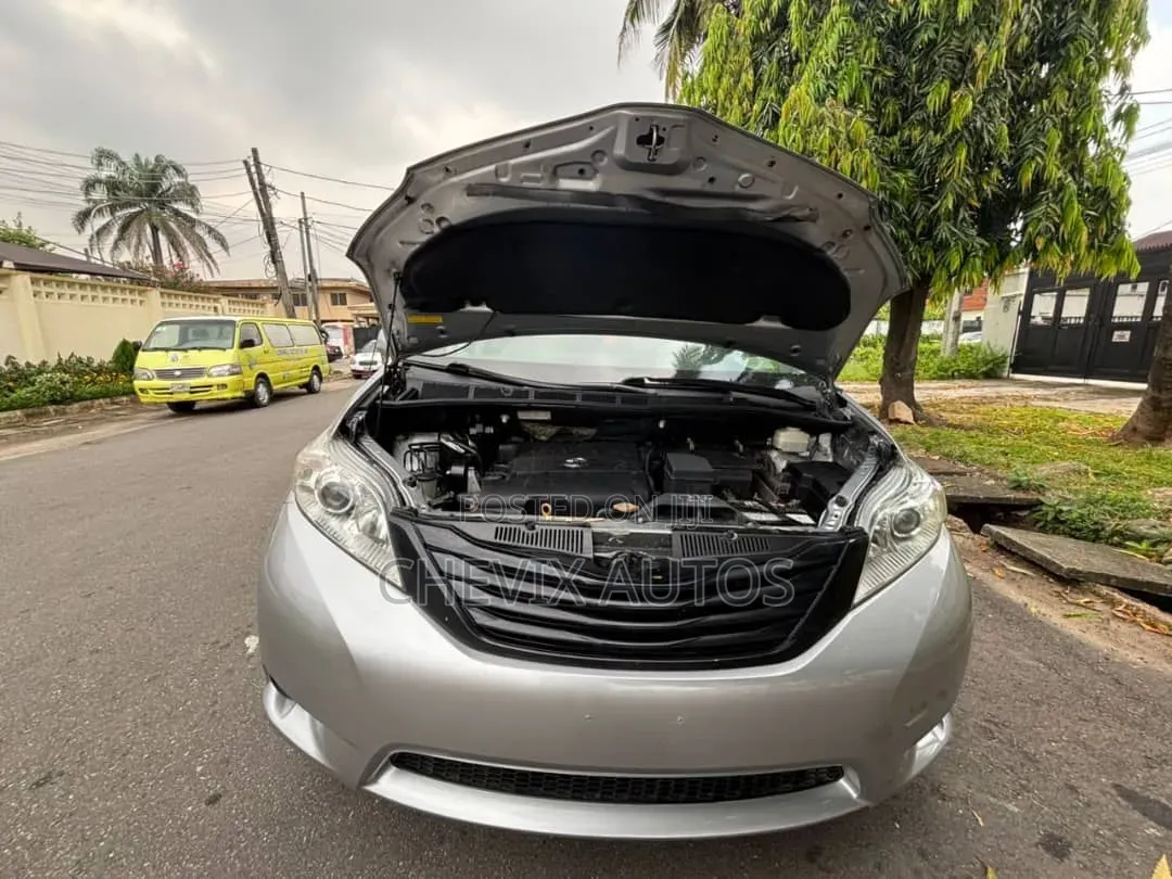 Toyota Sienna 2012 Silver