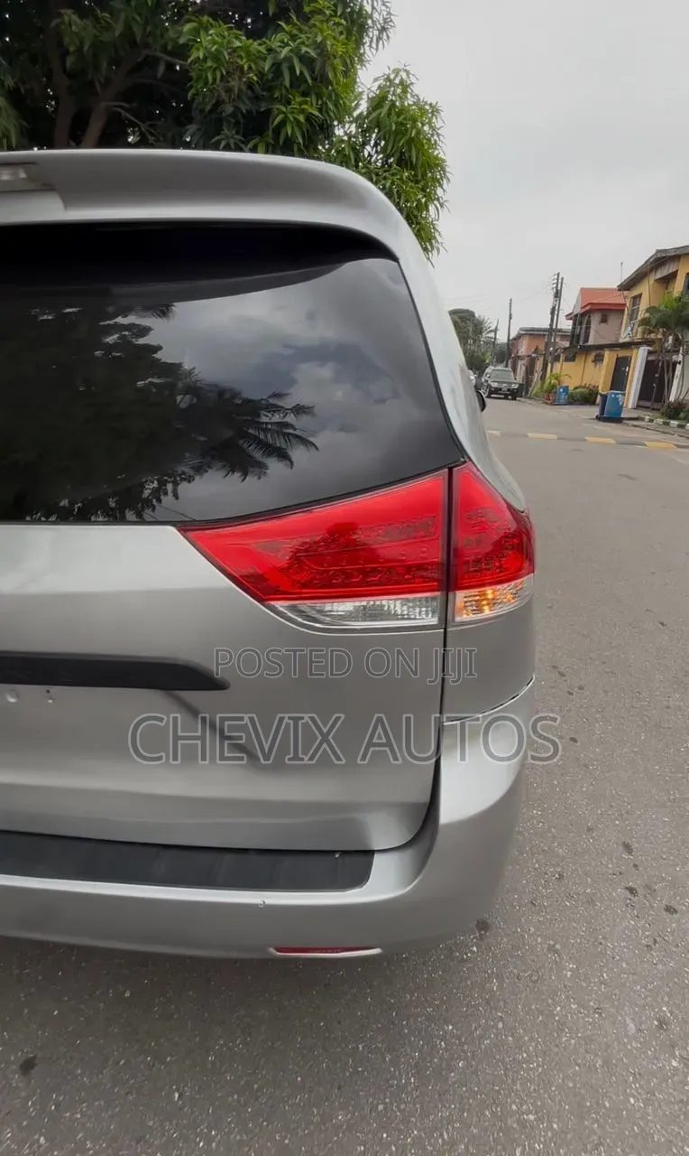Toyota Sienna 2012 Silver