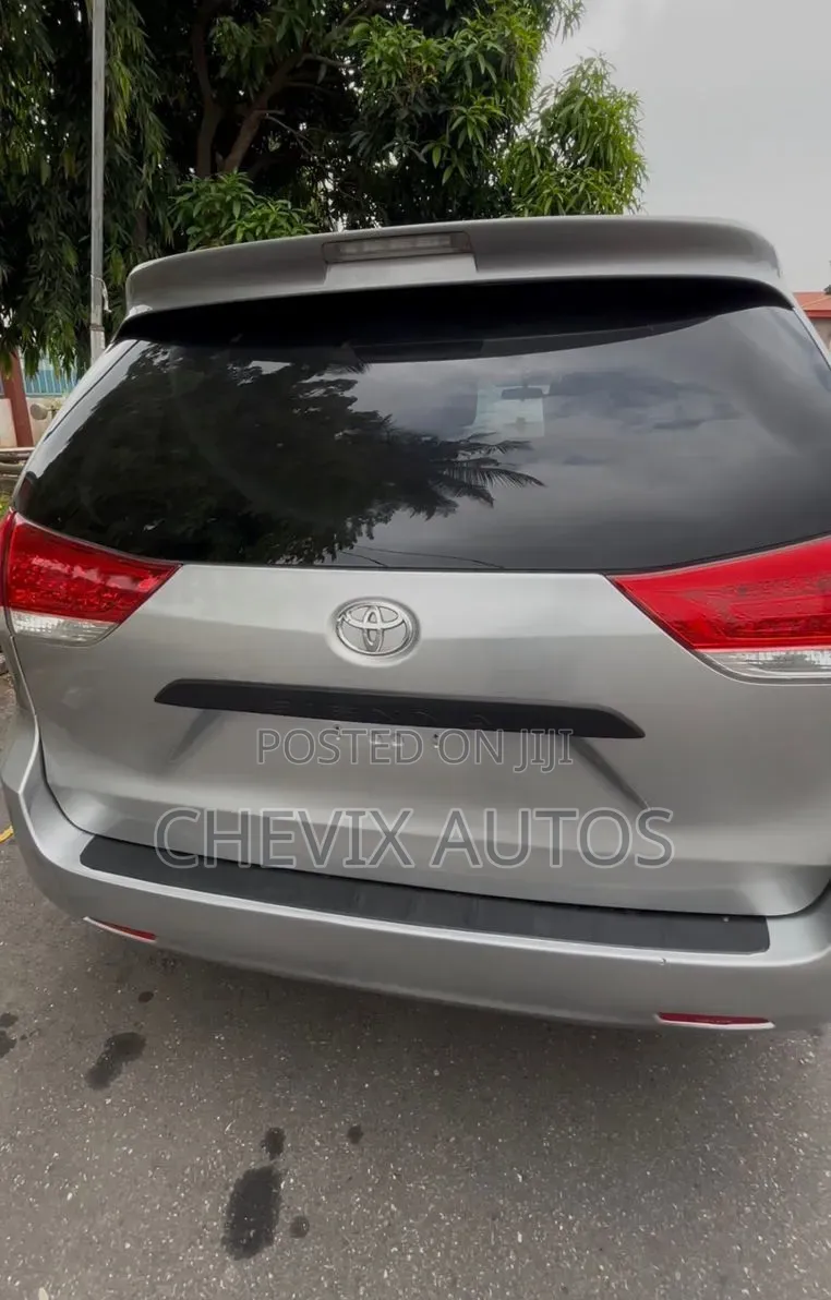 Toyota Sienna 2012 Silver