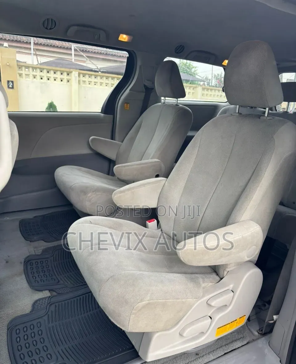 Toyota Sienna 2012 Silver