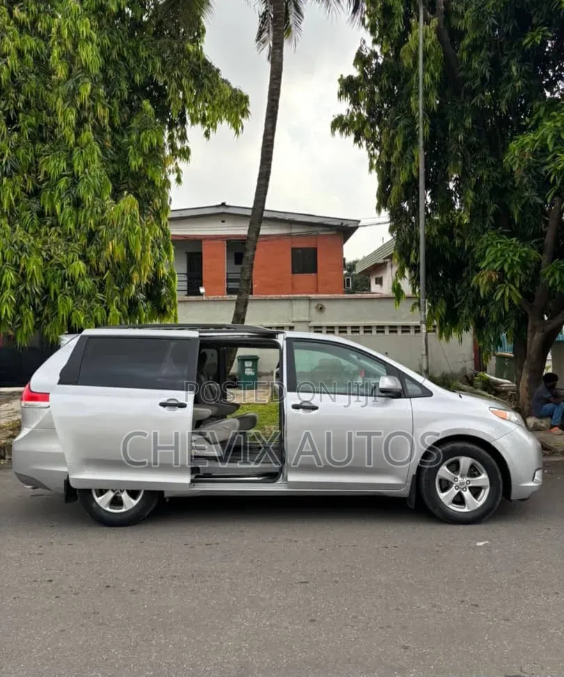 Toyota Sienna 2012 Silver