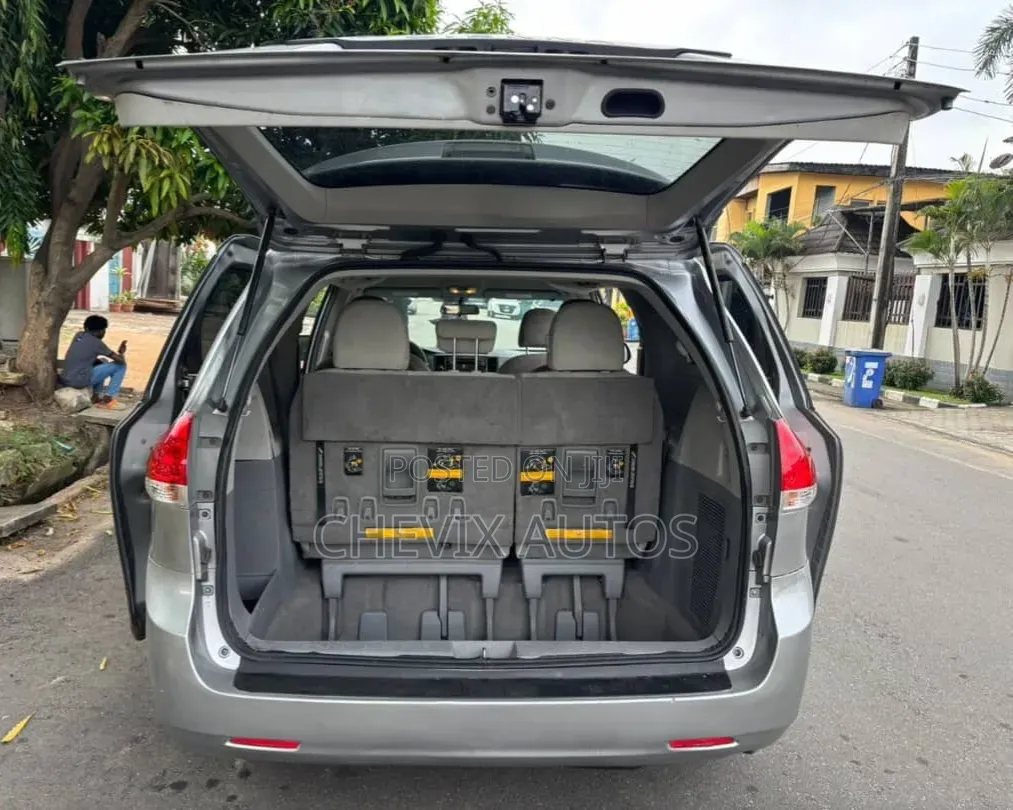 Toyota Sienna 2012 Silver