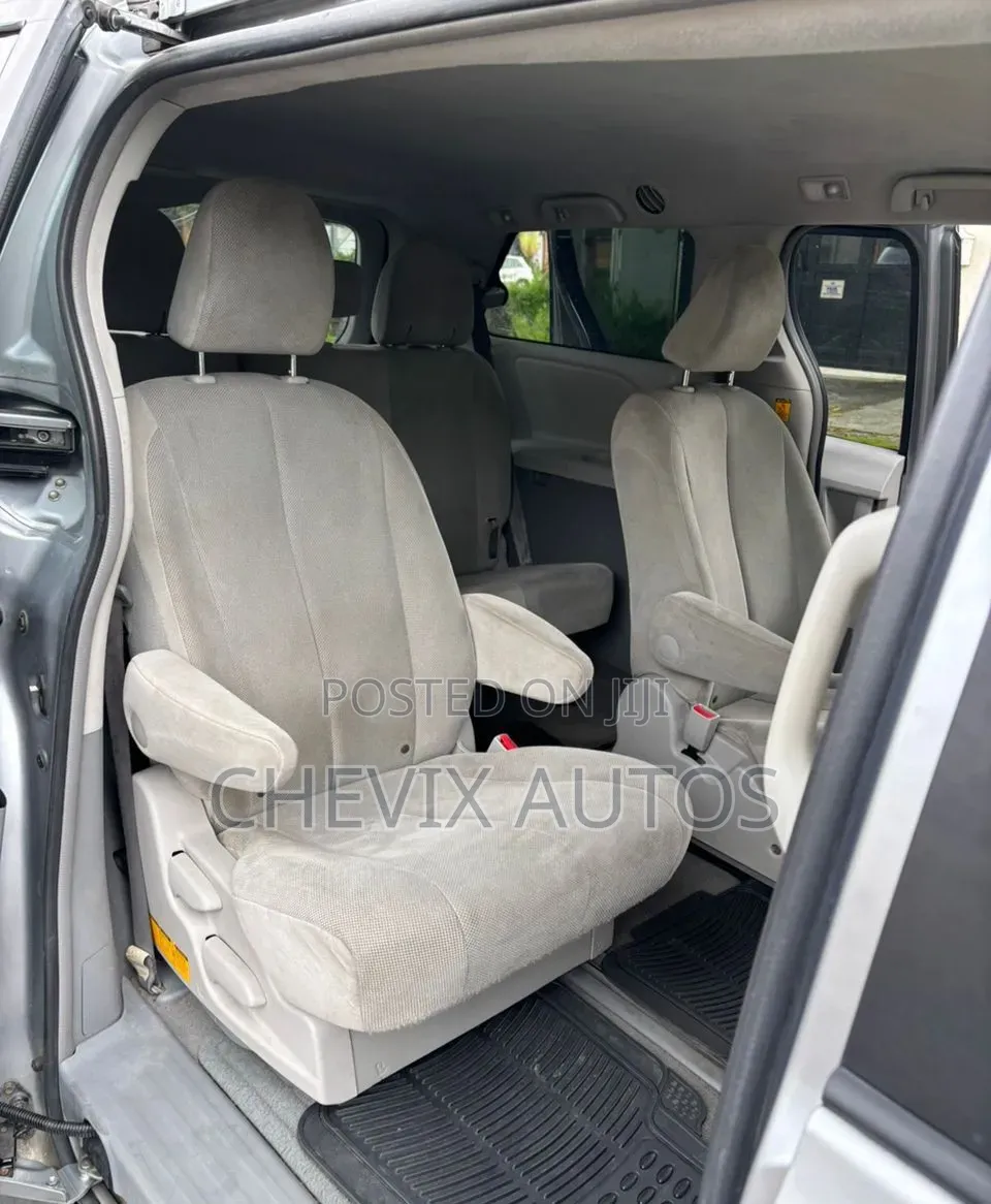 Toyota Sienna 2012 Silver