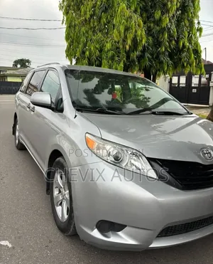 Toyota Sienna 2012 Silver