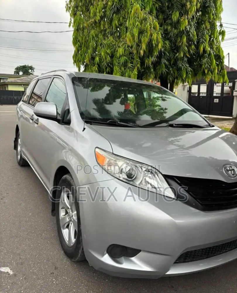 Toyota Sienna 2012 Silver