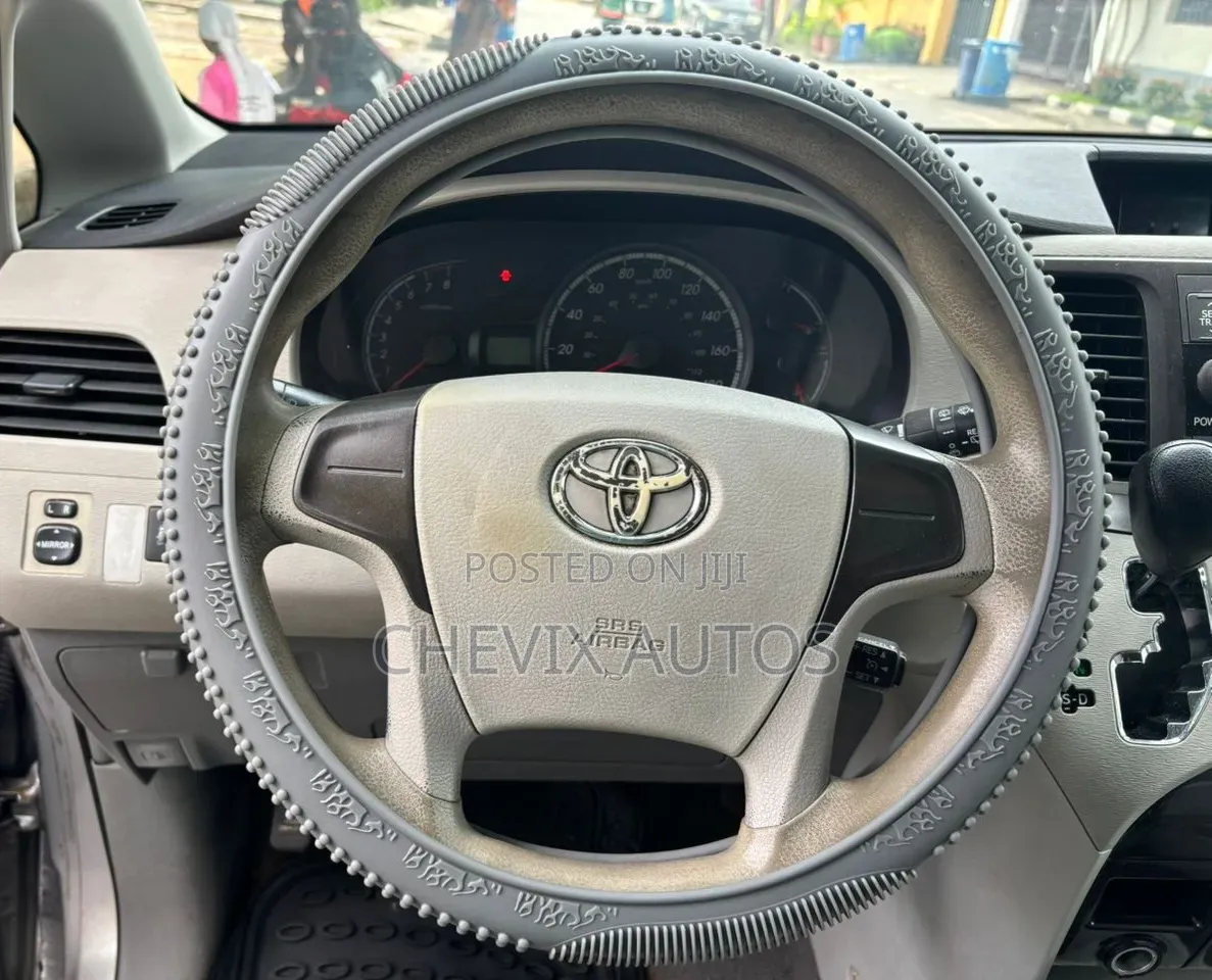 Toyota Sienna 2012 Silver
