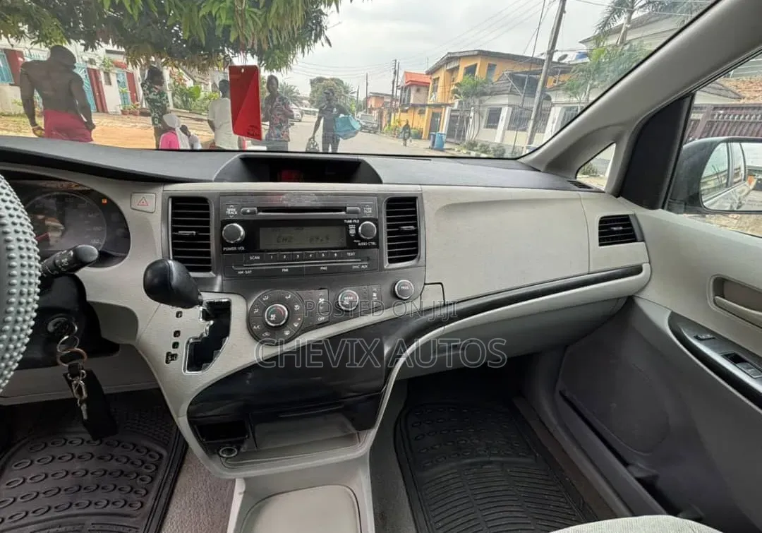 Toyota Sienna 2012 Silver