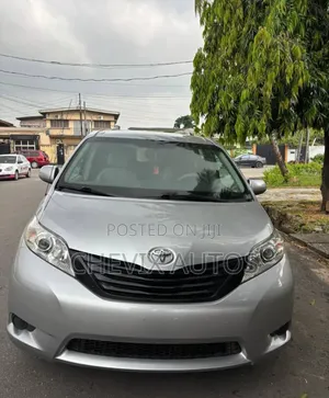 Toyota Sienna 2012 Silver