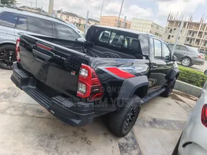 New Toyota Hilux 2025 Black