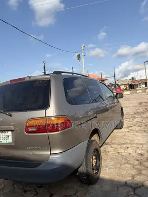 Toyota Sienna 2000 Gold
