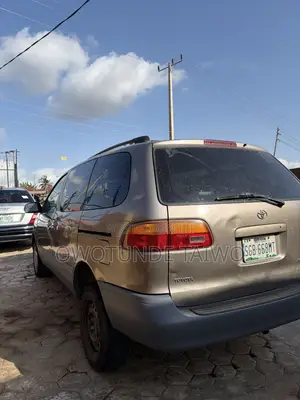 Toyota Sienna 2000 Gold