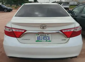 Toyota Camry XSE 4dr Sedan (2.5L 4cyl 6A) 2017 Off white