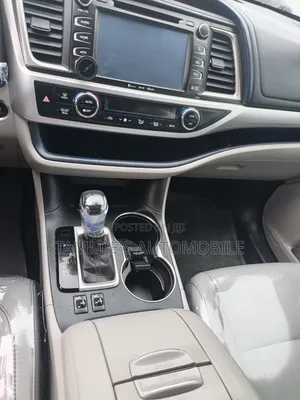 Toyota Highlander XLE 4x4 V6 (3.5L 6cyl 8A) 2017