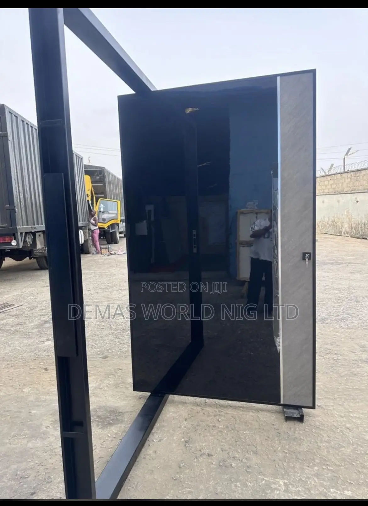 Black Pivot 4 by 7ft Complete Accessories