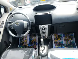 Toyota Yaris Base Hatchback 3dr 2010 Blue