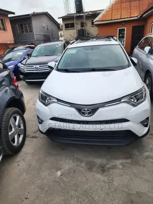 Toyota RAV4 XLE 4dr SUV AWD (2.5L 4cyl 6A) 2014 White