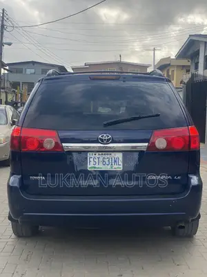Toyota Sienna LE 2009 Blue