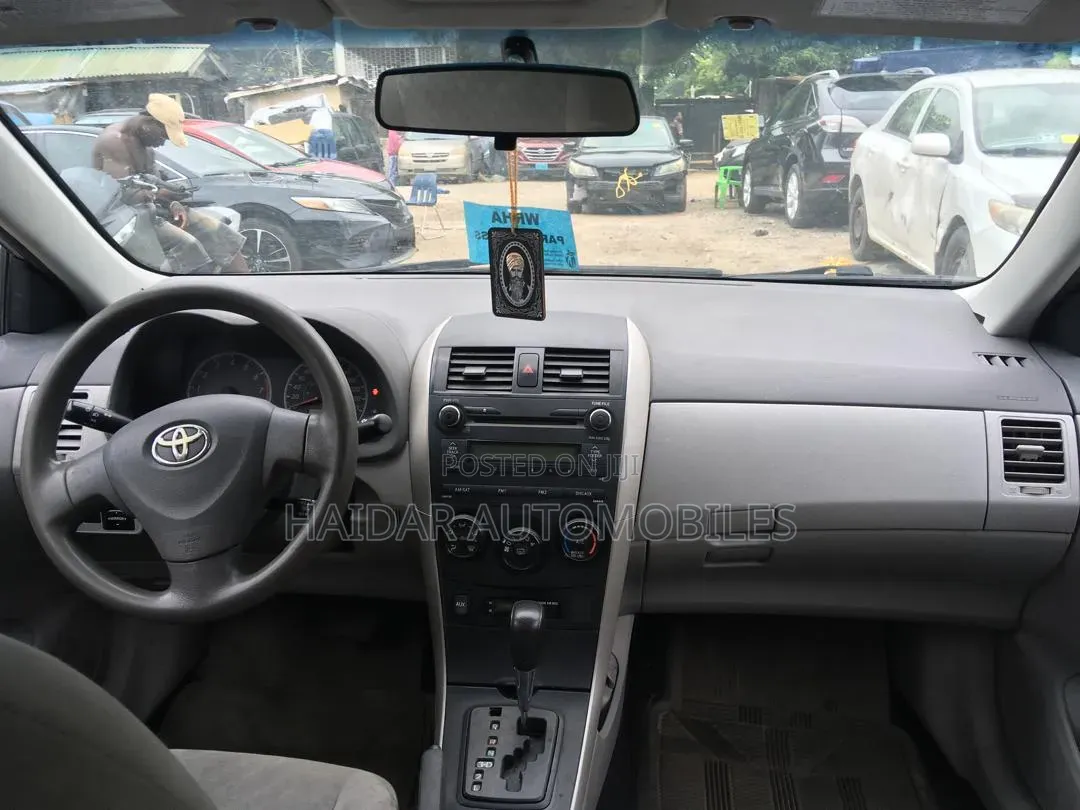 Toyota Corolla 2010 Silver