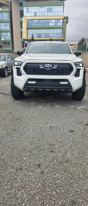 Toyota Tacoma 2024 White