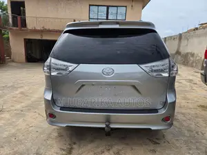 Toyota Sienna 2013 Silver