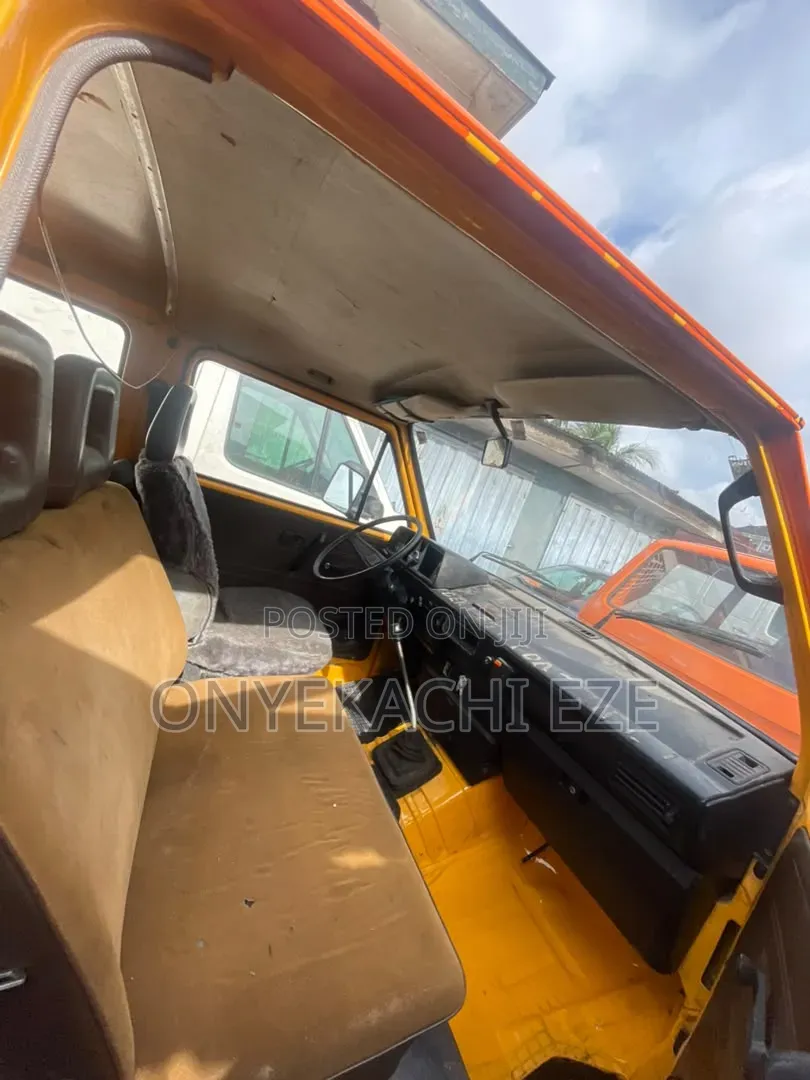 Volkswagen Transporter 2003 Orange
