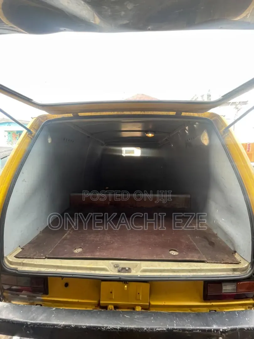 Volkswagen Transporter 2003 Yellow