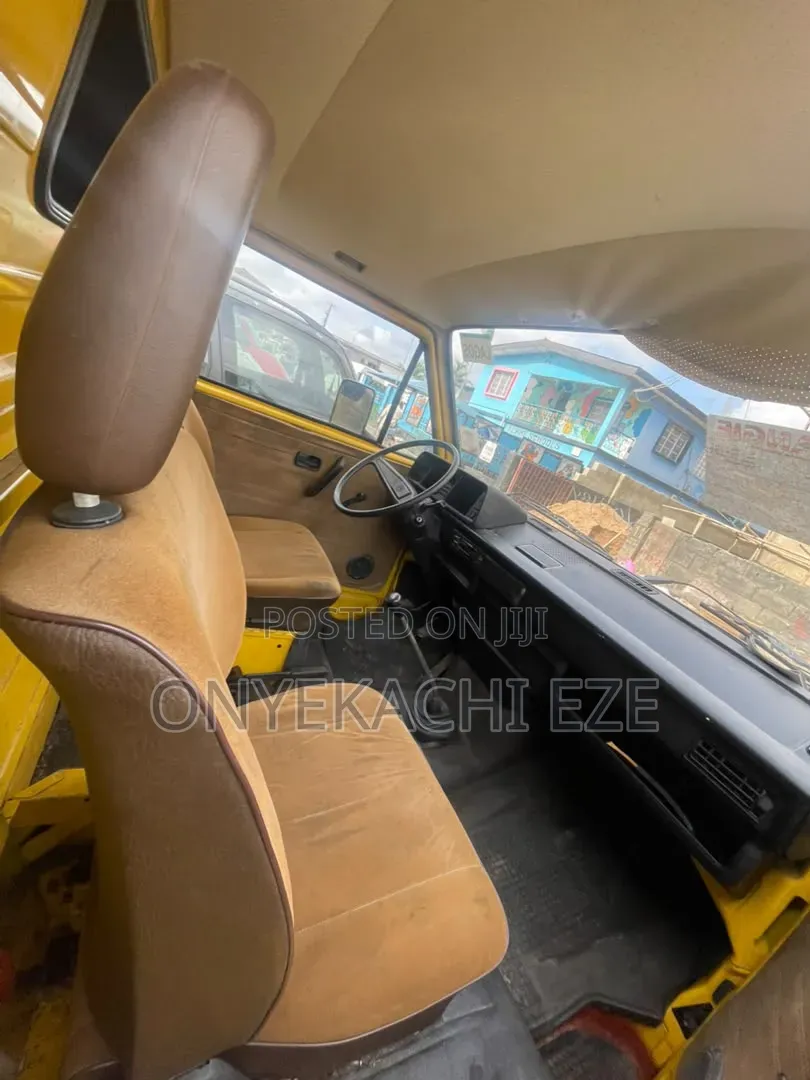 Volkswagen Transporter 2003 Yellow