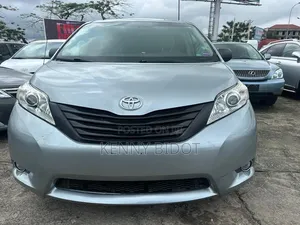 Toyota Sienna 2011 Silver