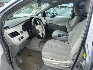 Toyota Sienna 2011 Silver