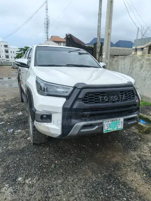 Toyota Hilux 2022 White