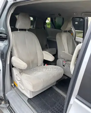 Toyota Sienna LE 8 Passenger 2012 Silver