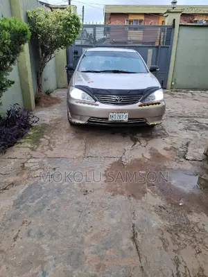 Toyota Camry LE 4dr Sedan (2.4L 4cyl 5A) 2005 Gold
