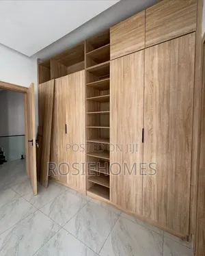 4bdrm Duplex in Chevron for rent